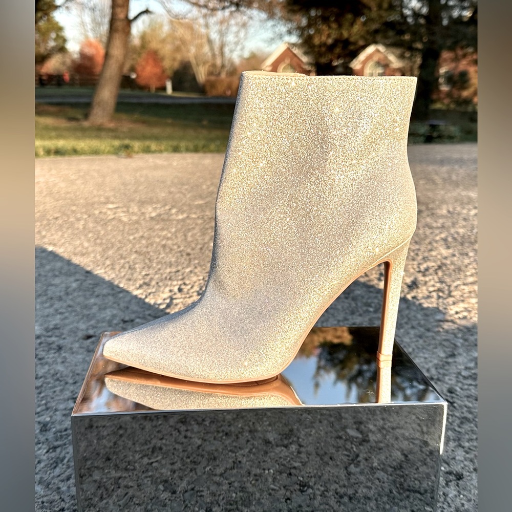 NWOT!✨Nine West!✨”TIPSY”🥂Holiday🎄Silver❄️Stiletto Heel/Zip booties/size-7.5